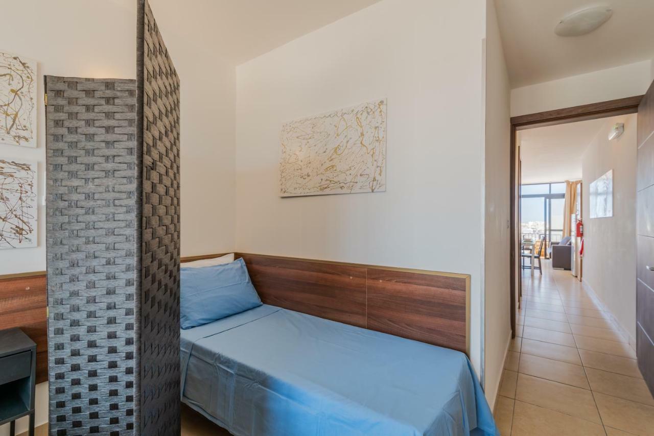 Seashells Sea View Penthouse With Private Hot Tub & Large Sunny Terrace With Stunning Views - By Getwaysmalta Apartamento St Paul's Bay